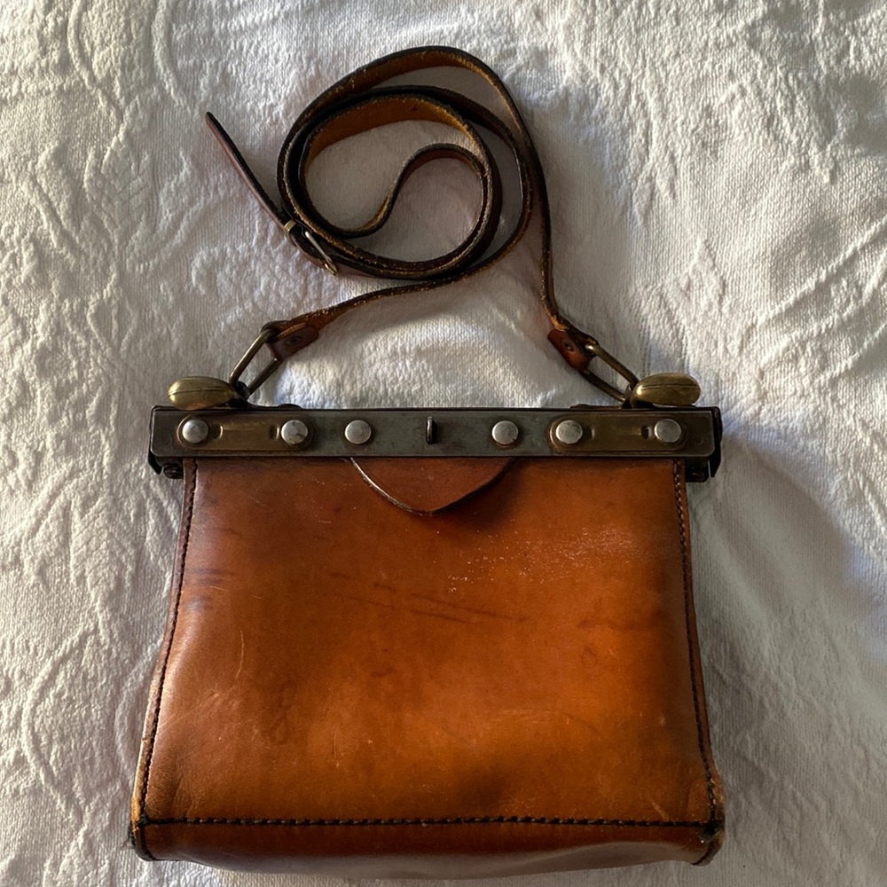 **Unique** Vintage leather hinged purse
